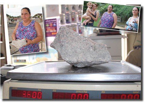 rocha-de-quase-4-quilos-atinge-casa-1 A família de Angela Maria Gonçalves estava em casa quando a pedra de quase quatro quase caiu na cabeça de um bebê