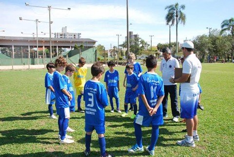 sao-paulo-f-c-caca-talentos-na-regiao-1 Técnico e coordenador repassam informações à garotada do clube do Cruzeiro na Cidade Azul - Foto:Laurence Silvestri/Divulgação/Notisul
