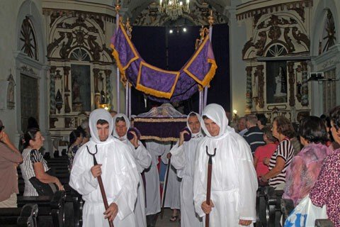 solenidades-atraem-milhares-de-fieis-1 A procissão do Senhor Morto atraiu milhares de católicos pelas ruas do centro histórico de Laguna - Foto:Elvis Palma/Divulgação/Notisul