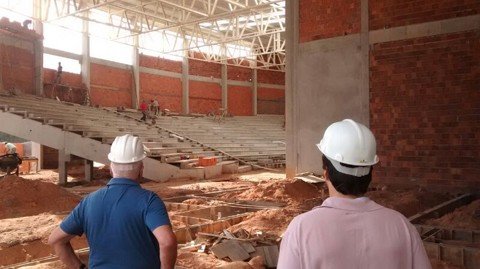 trabalhos-seguem-o-cronograma-1 Olavio em vistoria à Arena Multiuso - Foto:Prefeitura de Tubarão/Divulgação/Notisul