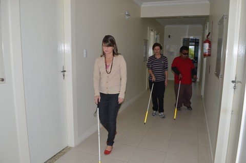 um-auxilio-aos-deficientes-visuais-1 Deficientes visuais frequentam aulas de escrita, leitura em braile, orientação, mobilidade e informática - Foto:Tayná Rosick/Prefeitura de Tubarão/Divulgação//Notisul