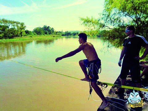 waterline-no-rio-tubarao-1 Arthur Fogaça é adepto ao esporte há dois anos e garante que, além de diversão, a modalidade traz equilíbrio e qualidade de vida - Foto:Arquivo pessoal/Divulgação/Notisul