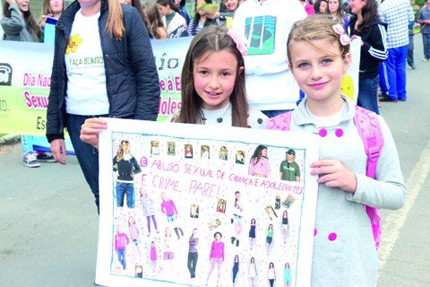 conscientizacao-contra-crimes-sexuais-1 A passeata ganhou as principais vias do centro de Orleans nesta sexta-feira. Várias crianças participaram - Foto:Ariel Rodrigues/Sul Infoco/Divulgação/Notisul