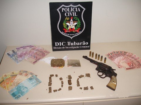 esquema-de-trafico-e-desarticulado-1 Os torrões de maconha estavam escondidos em um dos quartos da casa. Uma arma também foi apreendida - Foto:DIC de Tubarão/Divulgação/Notisul