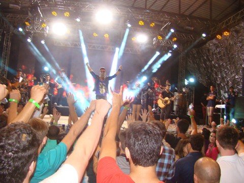 evento-reune-milhares-de-jovens-em-tubarao-1 Atração principal ficou por conta do cantor Thiago Brava