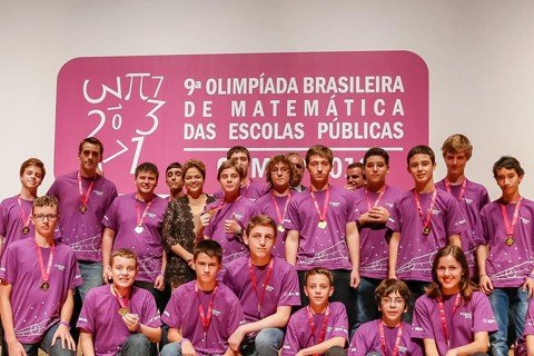 fera-da-matematica-1 O aluno Igor Patrício Michels (à esquerda da presidente) faturou duas medalhas na 9ª Olimpíada de Matemática