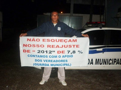 guardas-municipais-podem-parar-os-trabalhos-1 O representante da Guarda Municipal de Tubarão, Josimar Éfy Ferreira, mostra cartaz exigindo reajuste de 7,8%