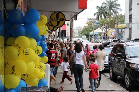 indice-chega-a-quase-4-1 Ruas e avenidas comerciais ficam lotadas em Dia D