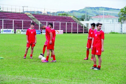 leao-do-sul-busca-vaga-a-final-1 Grupo sub-20 treinou cobranças de falta na tarde desta sexta-feira