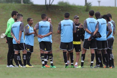 Técnico Wagner Lopes orienta a equipe na atividade realizada no CT  - Foto:Fernando Ribeiro/Criciúma.E.C/Divulgação/Notisul
