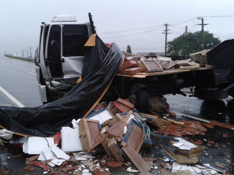 a-grande-vila-a-aquaplanagem-1 O acidente que envolveu um Peugeot e um caminhão Ford Cargo chegou a interditar a rodovia. Fotos: Bombeiros voluntários de Jaguaruna/Notisul.