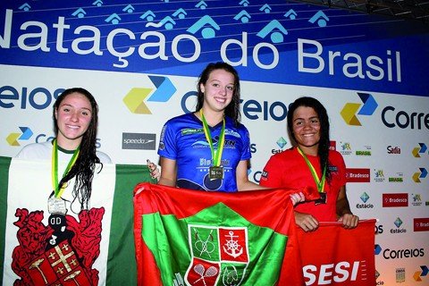 fernanda-delgado-e-campea-brasileira-1 Fernanda subiu ao topo do pódio duas vezes em Aracaju e foi destaque nos 50 metros livres. Foto: Eduardo Fonseca/ATN/Divulgação/Notisul.