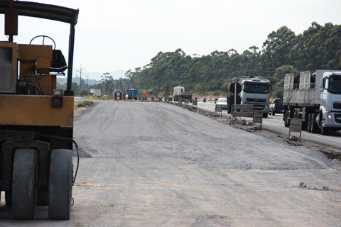 novo-desvio-nos-proximos-dias-1 Pavimento antigo da BR-101 virou via lateral em Pescaria Brava - Foto:Muriel Albonico/Dnit/Divulgação/Notisul