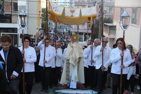 Procissão reúne milhares de fiéis