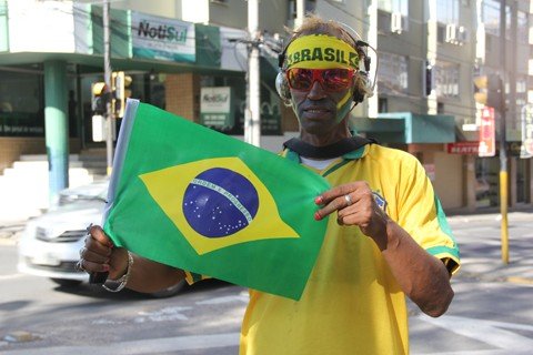 torcedor-ilustre-mostra-seu-amor-pelo-brasil-1 Camisa, bandana e bandeira do Brasil. Tudo isso para mostrar o amor de Alex Bernardo Santos pelo seu país