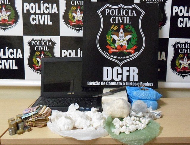 5-quilos-de-cocaina-pura-sao-apreendidos-1 Os tabletes e s buchas estavam escondidos entre roupas, embaixo da cama e dentro de malas no quarto de uma casa. Foto: Polícia Civil de Tubarão/Divulgação/Notisul