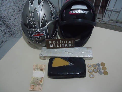 adolescentes-tentam-fugir-da-policia-1 O tablete com a embalagem escura é o crack, que renderia cerca de R$ 35 mil. O outro é o da maconha. Ambos estavam com o adolescente de 14 anos - Foto:Polícia Militar de Tubarão/Divulgação/Notisul