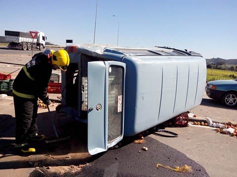colisao-provoca-tombamento-de-kombi-1 Com o forte impacto, a Kombi tombou e as frutas se espalharam pela rodovia - Foto:Bombeiros voluntários de Jaguaruna/Divulgação/Notisul