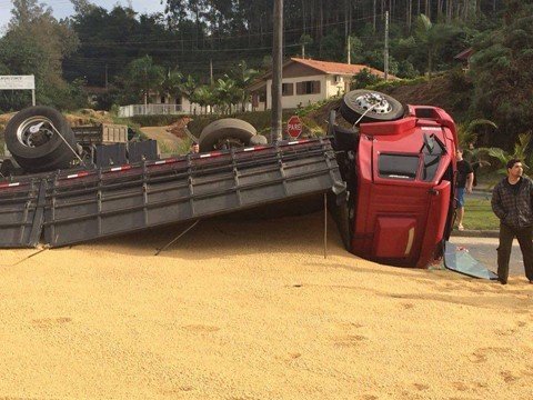 colisao-traseira-provoca-tombamento-1 O caminhão que estava na frente carregava soja. O produto ficou espalhado na pista - Foto:Polícia Civil de Laguna/Divulgação/Notisul