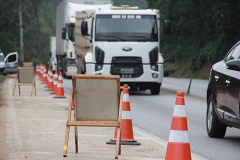 construcao-da-4a-pista-e-intensificada-1 Além dos cuidados normais que motorista deve ter ao trafegar por uma rodovia, o local está em obras e a atenção deve ser redobrada - Foto:Muriel Albonico/Dnit/Divulgação/Notisul
