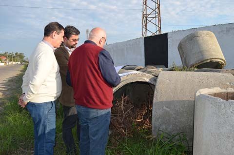 drenagem-sera-concluida-1 O prefeito Olavio Falchetti, o vice Akilson Machado e o secretário de infraestrutura da prefeitura, Ismael Medeiros, visitaram ontem o local das obras - Foto:Tayná Rosick/Prefeitura de Tubarão/Divulgação/Notisul