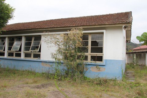 edital-de-licitacao-deve-sair-em-15-dias-1 Por enquanto, em vez de alunos no local, somente matos, lixos e vândalos