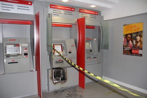 homens-tentam-arrombar-caixa-eletronico-1 Uma faixa de isolamento foi colocada por policiais ontem