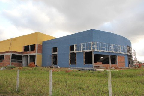 inauguracao-somente-no-fim-de-setembro-1 Parte das paredes externas da obra já está pronta, mas, por dentro ainda faltam várias etapas
