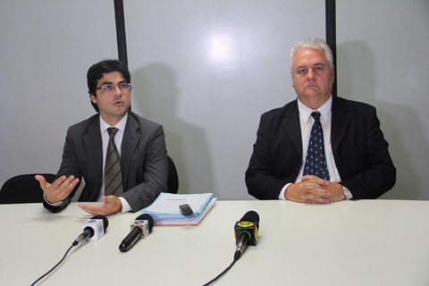 instalacoes-precarias-oferecem-riscos-de-morte-1 Os promotores de justiça Fábio Fernandes de Oliveira Lyrio (E) e Caio César Lopes Peiter enfatizam a necessidade urgente da construção de um novo presídio
