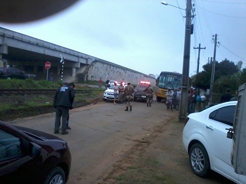 jovem-e-agredido-por-parentes-da-vitima-1 A cena chamou a atenção de várias pessoas. O tio da vítima e um amigo amarraram os pés e braços do acusado, que apanhou muito. Foto: Pescaria Mil Grau/Divulgação/Notisul