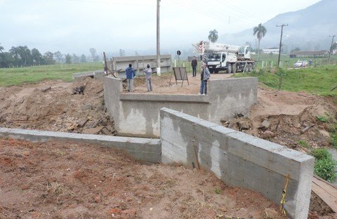 localidade-recebe-ponte-para-instalacao-1 As estruturas para a construção da ponte já chegaram à comunidade - Foto:Christian Ayala/Decom/Prefeitura de Tubarão/Notisul