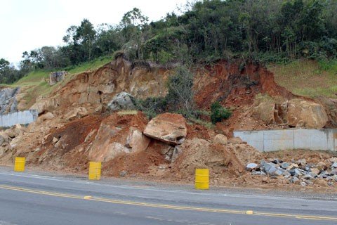muro-de-contencao-sera-construido-na-rodovia-1 Após o desabamento no mês passado, a área tendeu a ficar vulnerável a novas ocorrências - Foto:Elvis Palma/Divulgação/Notisul