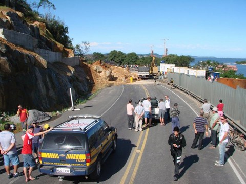 muro-devera-ser-construido-1 Somente um caminhão foi atingido no incidente que resultou na interdição do fluxo de veículos na BR-101 por quatro horas, no último domingo - Foto:PRF/Divulgação/Notisul