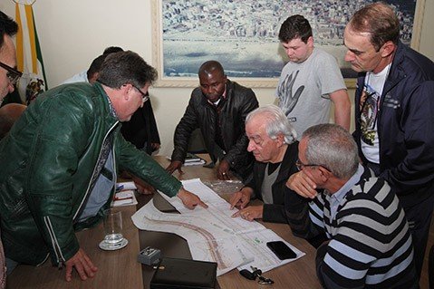 nova-alternativa-de-acesso-a-cabecuda-e-estudada-1 Após as observações anotadas na reunião, novas propostas devem ser cogitadas em 20 dias. Foto: Geraldo Gê/Prefeitura de Laguna/Divulgação/Notisul