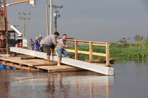 obra-completa-15-dias-1 Sobre o rio, homens transportam estruturas de concreto para os trabalhos de sustentação