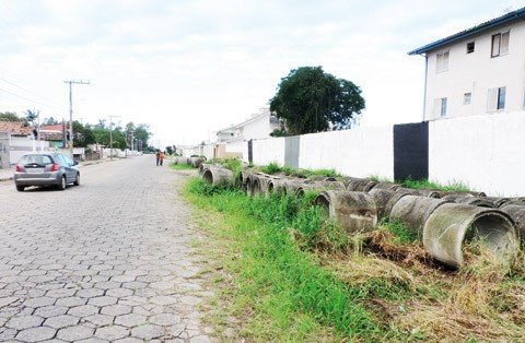 obras-iniciam-em-setembro-1 Com a reorganização dos materiais de concreto, os moradores aguardam os operários no local. Foto: Christian Ayala/Decom/Prefeitura de Tubarão/Divulgação/Notisul.