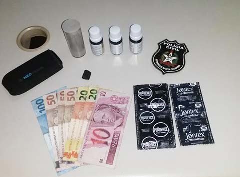 professor-e-preso-em-flagrante-1 No carro do acusado foram apreendidos preservativos, óleos aromatizantes, dinheiro e uma pedra preta. O celular possui mensagens com palavras de baixo calão - Foto:Polícia Civil de Laguna/Notisul