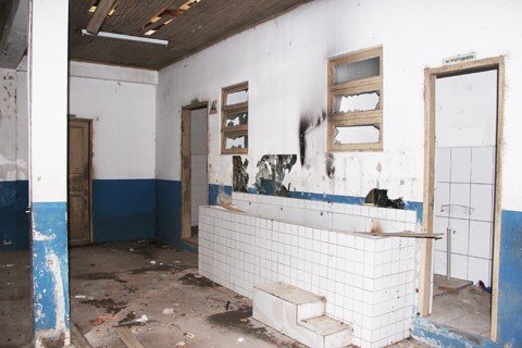 projeto-aguarda-parecer-na-capital-1 Antes uma escola, agora um depósito de muito lixo, sujeira, matos e usuários de drogas
