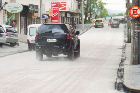 rua-central-e-liberada-1 Depois da camada asfáltica foi colocada uma camada de areia sobre a pista, o levantou muita poeira