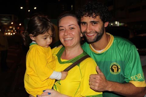 tubaronenses-saem-as-ruas-para-festejar-1 Bruno Souza de Melo foi para o centro de Tubarão comemorar a vitória do Brasil junto com a família, Ana Luiza Melo, 2, e também a sua esposa, Tatiana de Souza