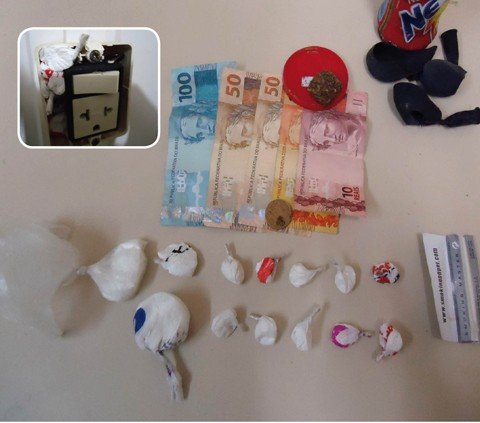 sistema-de-tele-entrega-e-desarticulado-1 As buchas de cocaína foram encontradas na casa do acusado. As maiores estavam embaixo do assoalho e as outras dentro da caixa de tomada (detalhe) em um dos quartos - Fotos: Polícia Militar de Tubarão/Divulgação/Notisul