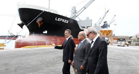 contrato-de-gestao-e-renovado-1 O ministro César Borges e o governador em exercício, Nelson Schaefer Martins, assinaram o aditivo no Porto de São Francisco - Foto: James Tavares/Governo de SC/Divulgação/Notisul