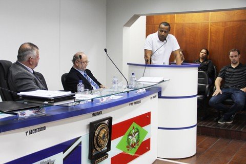 faltam-vagas-nas-creches-1 Thiago também se posicionou quanto à falta de espaço nas salas e que os professores, muitas vezes, têm que se desdobrar para atender todos os pequenos
