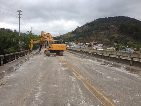 ponte-comeca-a-ser-retirada-1 A demolição não interfere na movimentação de veículos na BR-101. Os primeiros trabalhos são feitos com a utilização de duas escavadeiras - Foto: Muriel Albonico/Divulgação/Notisul