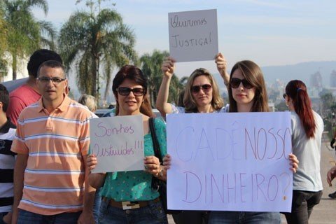 clientes-protestam-contra-construtora-1 Os credores realizaram a manifestação em frente à sede da empresa - Foto:Cyntia Amorim/Engeplus/Divulgação/Notisul