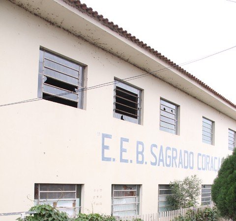 comissao-de-licitacao-abre-os-envelopes-1 A escola está fechada há mais de dois anos por problemas estruturais