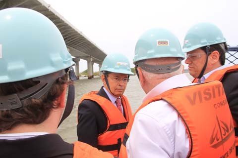 duas-importantes-datas-sao-anunciadas-1 O ministro dos transportes, Paulo Sérgio Passos, vistoriou as obras da Ponte Anita Garibaldi ontem acompanhado de lideranças políticas, representantes do Dnit e jornalistas