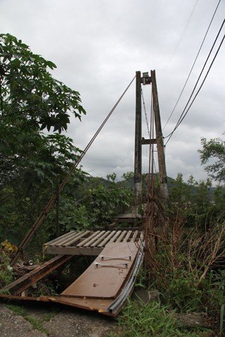 licitacao-sera-na-proxima-semana-1 O início de um dos lados da ponte está sem tábuas e foram colocados um estrado de cama e uma porta de armário para realizar a travessia, que é proibida