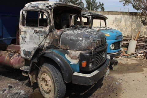 mais-tres-ataques-sao-registrados-na-regiao-1 Em Laguna, os dois caminhões de uma empreiteira foram incendiados na garagem da empresa - Fotos: Elvis Palma/Divulgação/Notisul