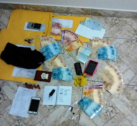 megaoperacao-combate-o-trafico-de-drogas-na-regiao-1 Drogas, munições, dinheiro e até um animal silvestre foram apreendidos - Foto:Polícia Civil de Capivari de Baixo/Divulgação/Notisul